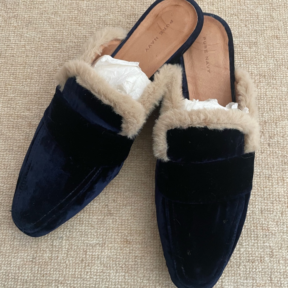EUC Women’s blue velvet mules